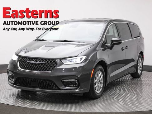 Used 2023 Chrysler Pacifica Touring-L image 1