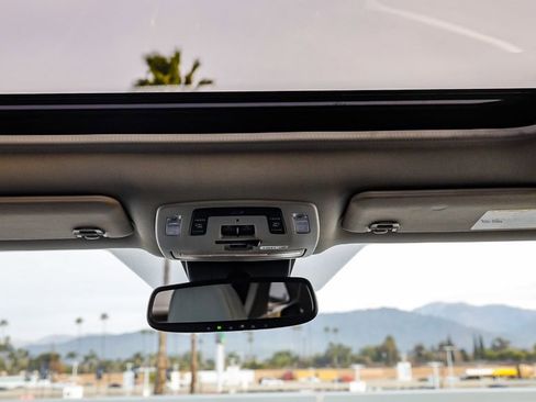 Used 2023 Toyota Sienna Limited image 18