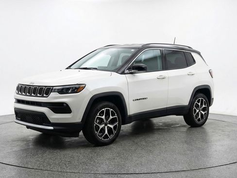 Used 2025 Jeep Compass Limited image 3