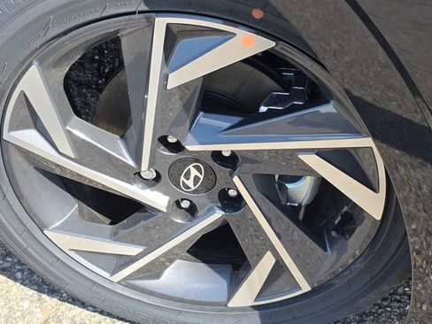 Certified 2025 Hyundai Elantra Limited image 18