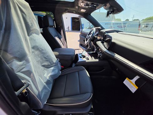 New 2026 Chevrolet Suburban Premier AWD/4WD image 18