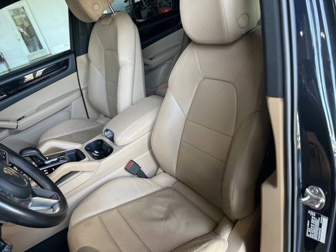 Used 2020 Porsche Cayenne image 6