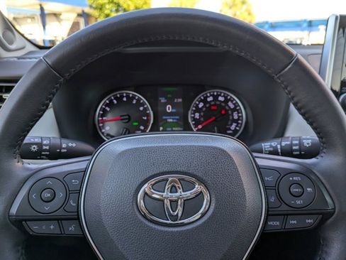Used 2021 Toyota RAV4 XLE Premium image 31