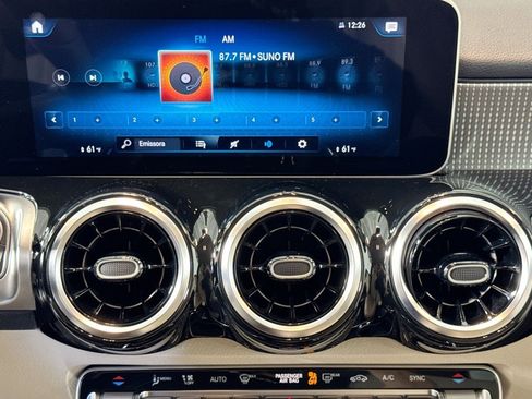 Used 2021 Mercedes-Benz GLB 250 4MATIC image 15