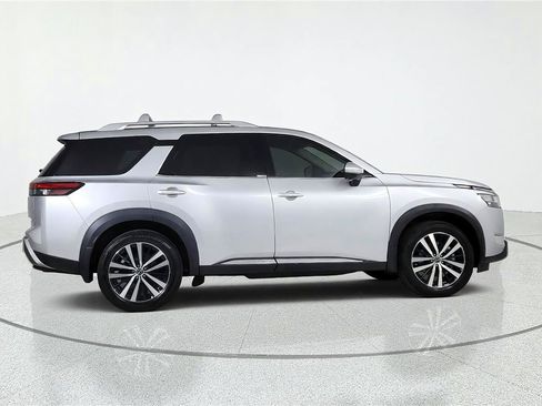 Used 2024 Nissan Pathfinder Platinum FWD image 7