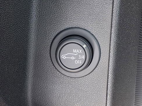 Used 2023 Chevrolet Equinox Premier image 12