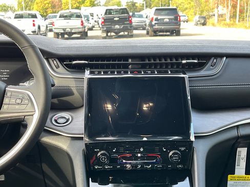 New 2025 Jeep Grand Cherokee Limited w/ Black Appearance Package image 15