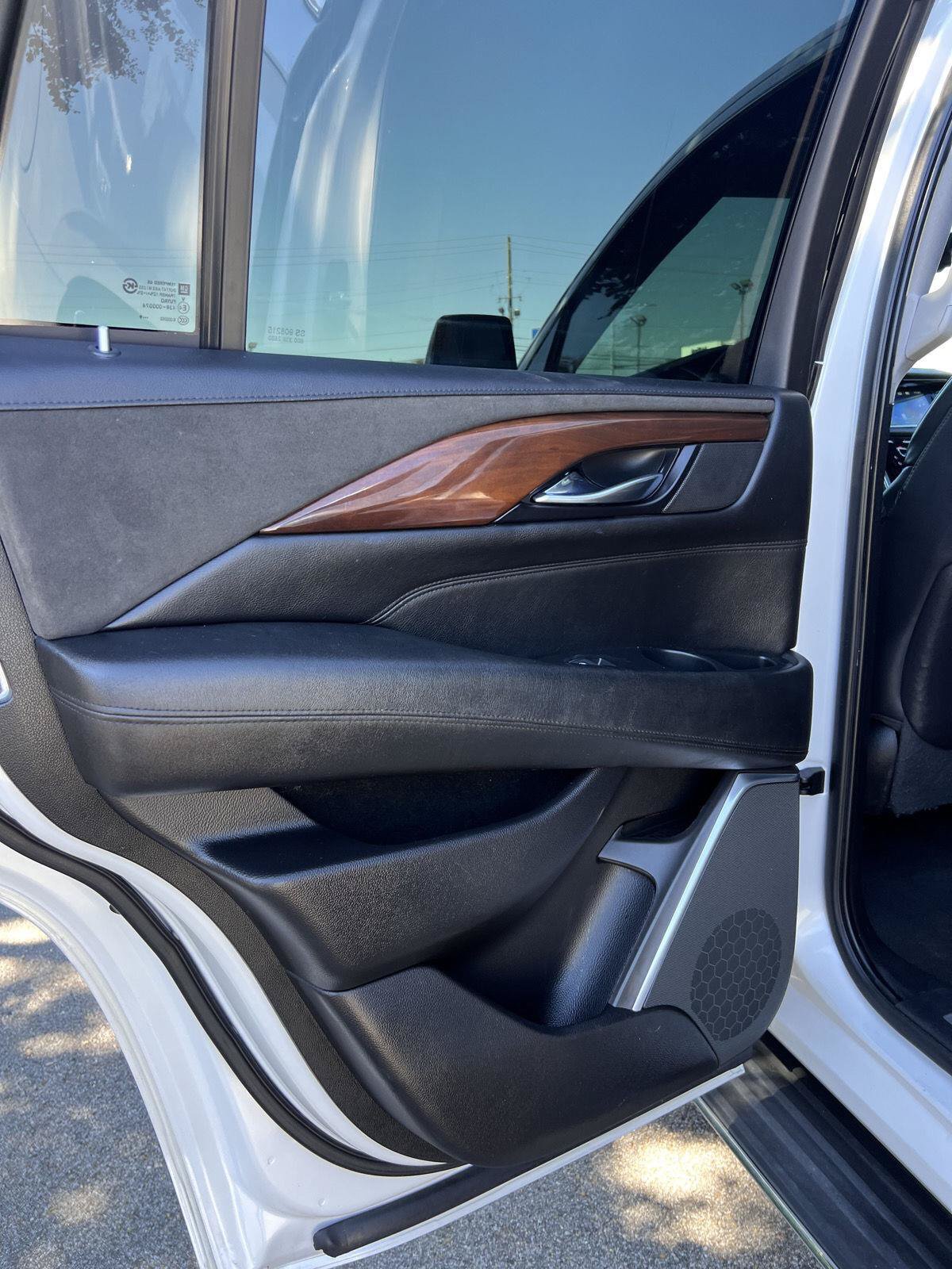 Used 2020 Cadillac Escalade 2WD image 23