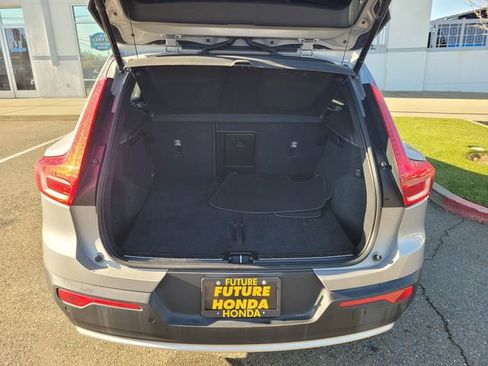 Used 2023 Volvo XC40 B5 Plus image 11