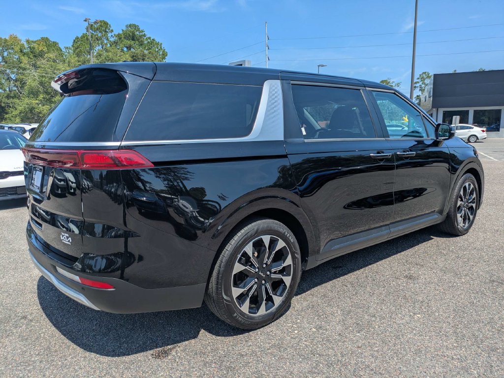 Used 2024 Kia Carnival EX FWD image 4