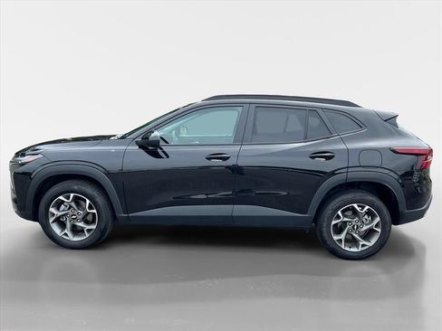 Used 2025 Chevrolet Trax LT FWD image 2