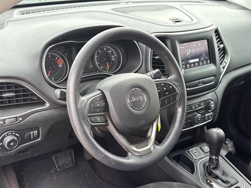 Used 2019 Jeep Cherokee Latitude w/ Popular Appearance Group image 9