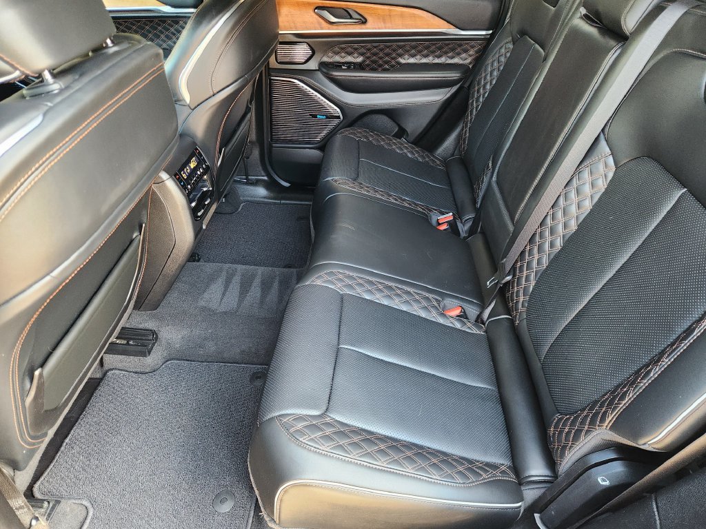 Used 2022 Jeep Grand Cherokee Summit AWD/4WD image 29