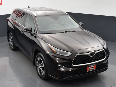 Used 2022 Toyota Highlander XLE AWD/4WD image 26