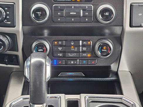 Used 2020 Ford F150 Lariat w/ Equipment Group 502A Luxury AWD/4WD image 13