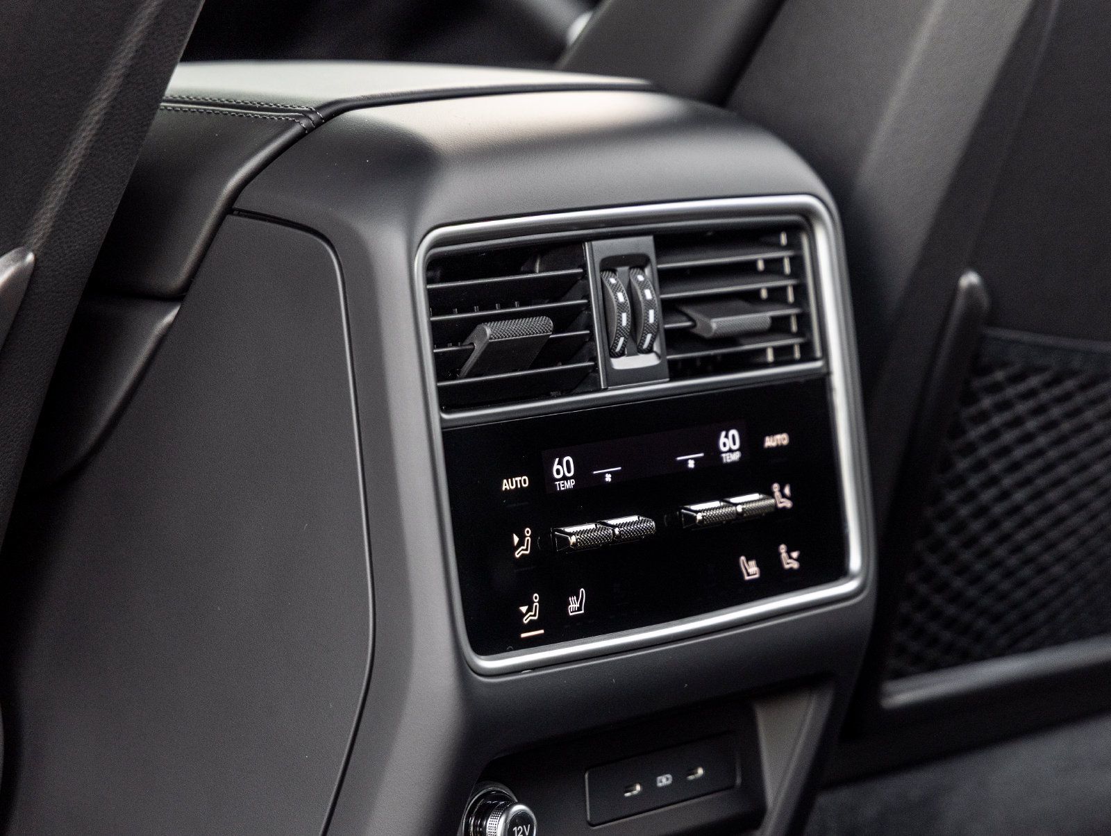 Certified 2025 Porsche Cayenne Turbo AWD/4WD image 34