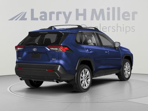 Used 2025 Toyota RAV4 XLE FWD image 2
