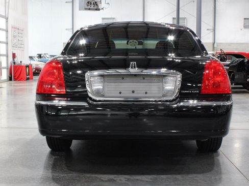 Used 2006 Lincoln Town Car Signature Limited RWD image 23