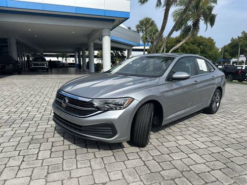 Used 2024 Volkswagen Jetta SE FWD image 16