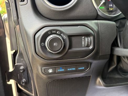 Used 2023 Jeep Wrangler Unlimited Sahara w/ Cold Weather Group AWD/4WD image 17