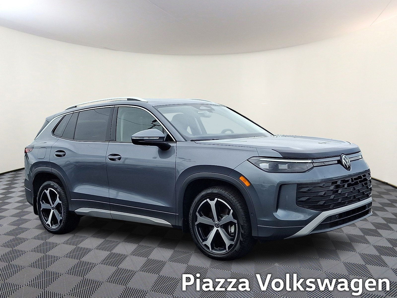 Certified 2026 Volkswagen Tiguan SE AWD/4WD image 1