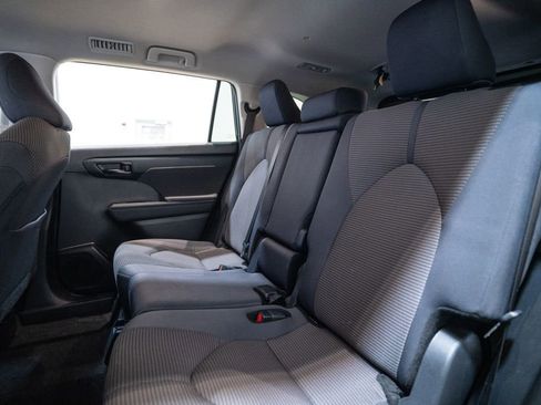 Used 2024 Toyota Highlander LE AWD/4WD image 33