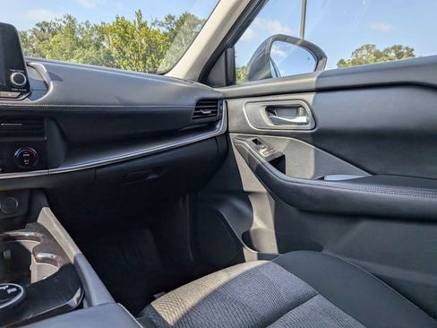 Used 2024 Nissan Rogue SV AWD/4WD image 17