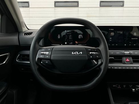 Used 2025 Kia K4 LXS image 33