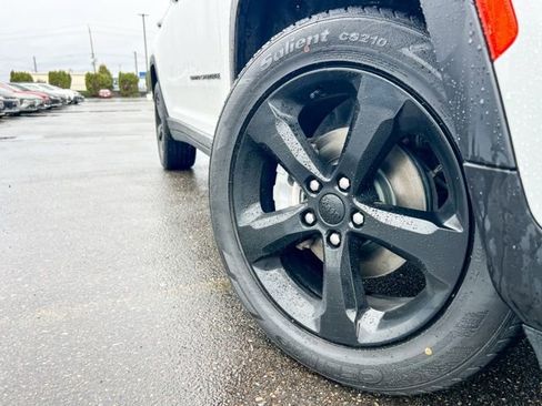 Used 2023 Jeep Grand Cherokee Limited w/ Luxury Tech Group II image 2