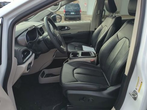 Used 2024 Chrysler Pacifica Select image 15