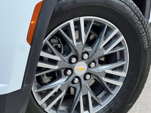 Used 2025 Chevrolet Traverse LT FWD image 8