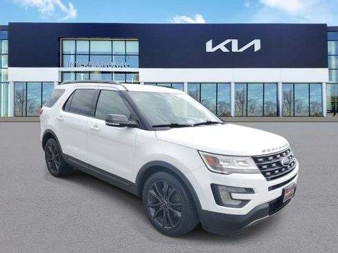 Used 2017 Ford Explorer XLT w/ Equipment Group 202A FWD image 2