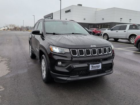 Used 2024 Jeep Compass Latitude image 1