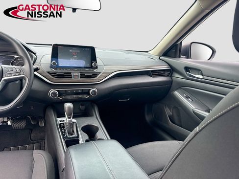 Used 2025 Nissan Altima 2.5 SV FWD image 30
