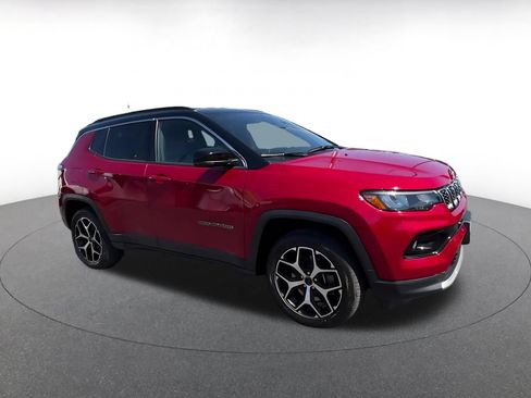 Used 2025 Jeep Compass Limited AWD/4WD image 2