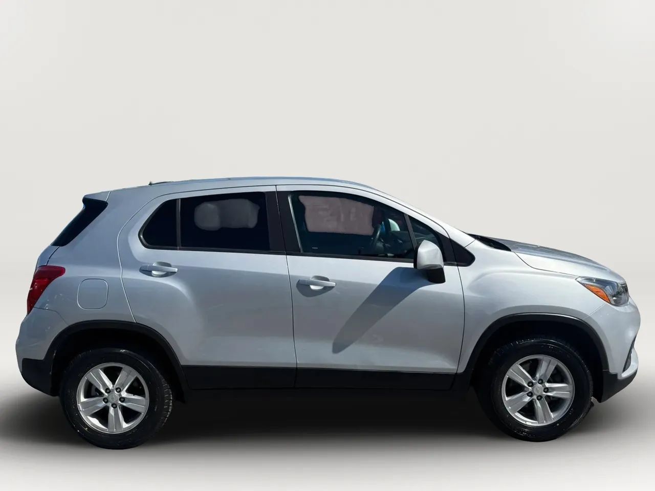 Used 2022 Chevrolet Trax LS w/ Tint and Cruise Package AWD/4WD image 2