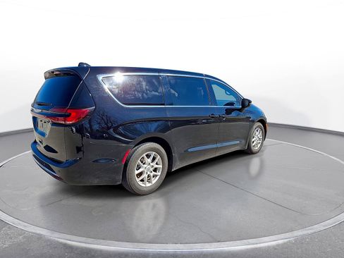 Used 2025 Chrysler Pacifica Select image 8