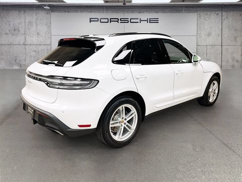 Certified 2026 Porsche Macan AWD/4WD image 9