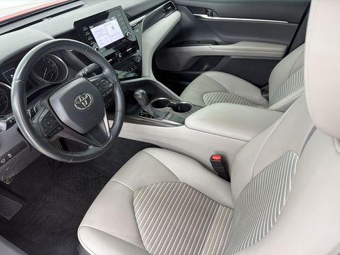Used 2022 Toyota Camry SE FWD image 4