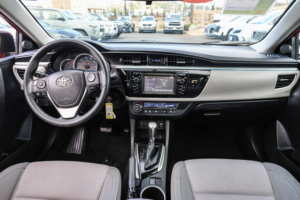 Used 2014 Toyota Corolla LE FWD image 2