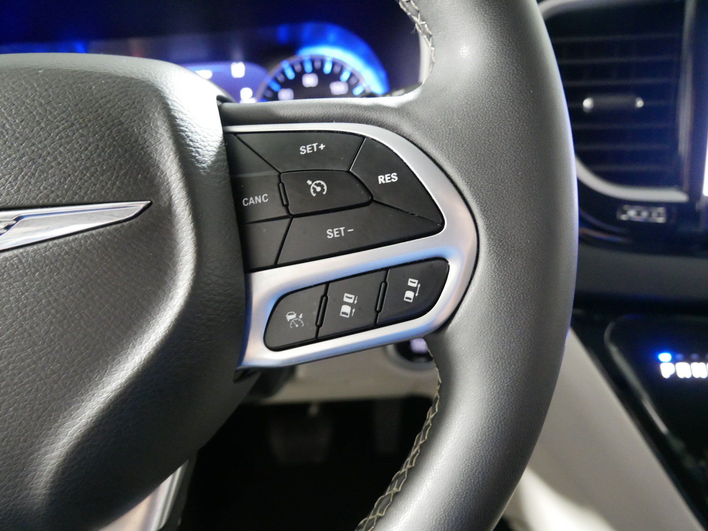 Used 2023 Chrysler Pacifica Touring-L FWD image 28