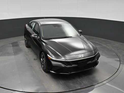 New 2026 Hyundai Elantra Limited FWD image 25