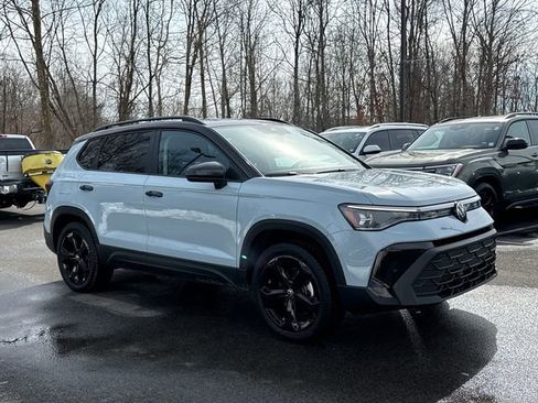 Certified 2025 Volkswagen Taos SE image 2