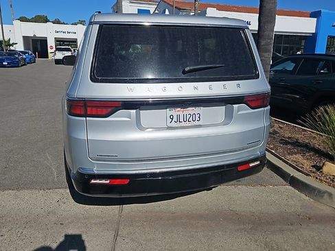 Used 2023 Jeep Wagoneer L Series II image 4