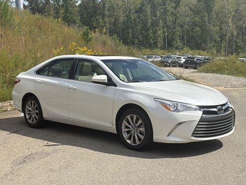 Used 2017 Toyota Camry XLE w/ Moonroof Package image 3
