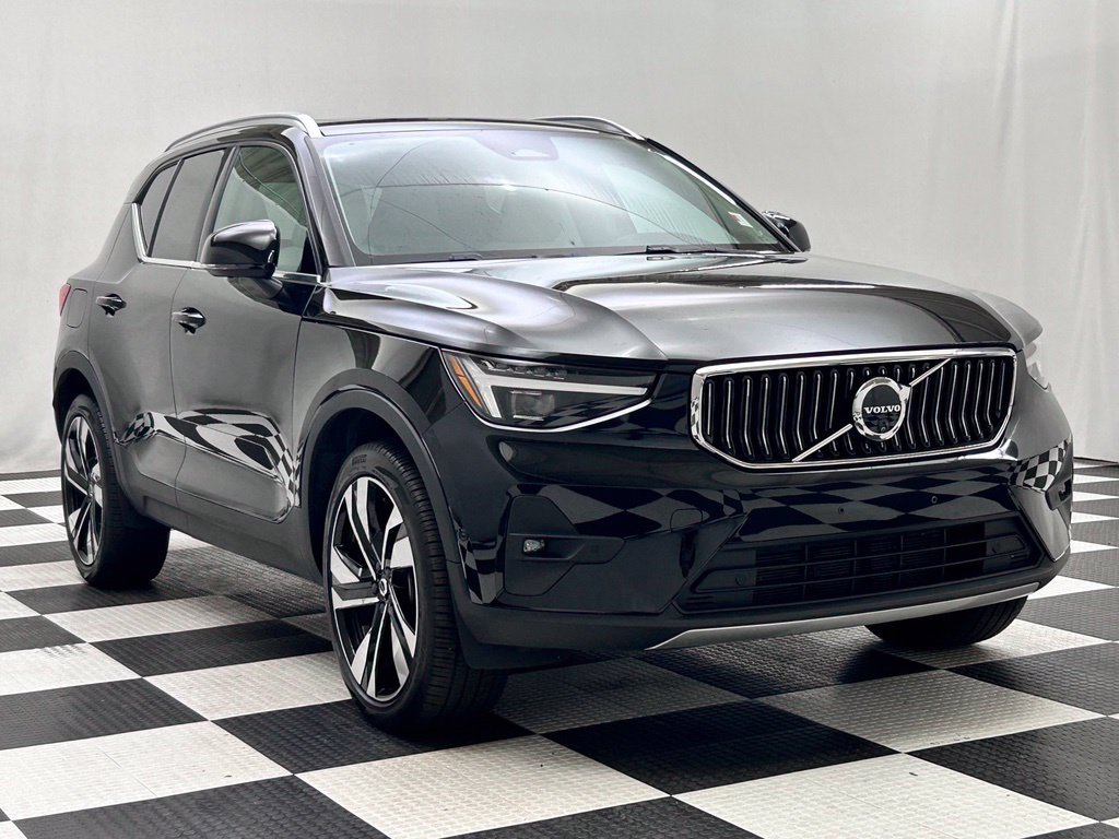 Used 2025 Volvo XC40 B5 Ultra AWD/4WD image 2