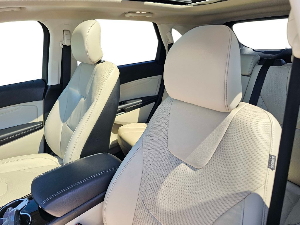 Used 2017 Ford Edge Titanium w/ Equipment Group 301A FWD image 18