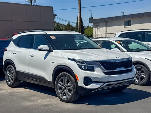 Used 2023 Kia Seltos S w/ Navigation Package AWD/4WD image 2