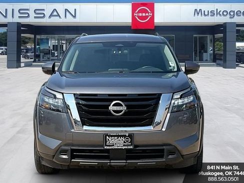 Used 2025 Nissan Pathfinder SV AWD/4WD image 2