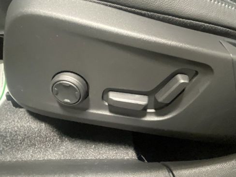 Used 2025 Volvo XC40 B5 Core image 12